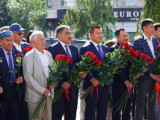 Нұржан Нұржігітов Қаныш Сәтбаевтың ескерткішіне гүл шоқтарын қойды