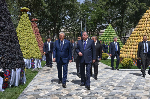 Екі ел Президенттері ауыл шаруашылығы өнімдері көрмесін аралап көрді