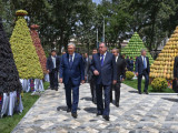 Екі ел Президенттері ауыл шаруашылығы өнімдері көрмесін аралап көрді