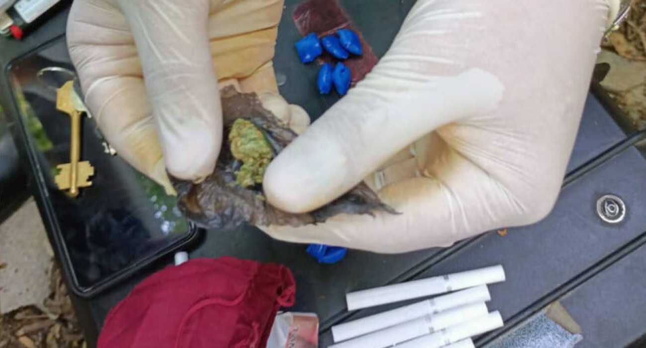 Қызыл телпек ескі порно фильмін қарау