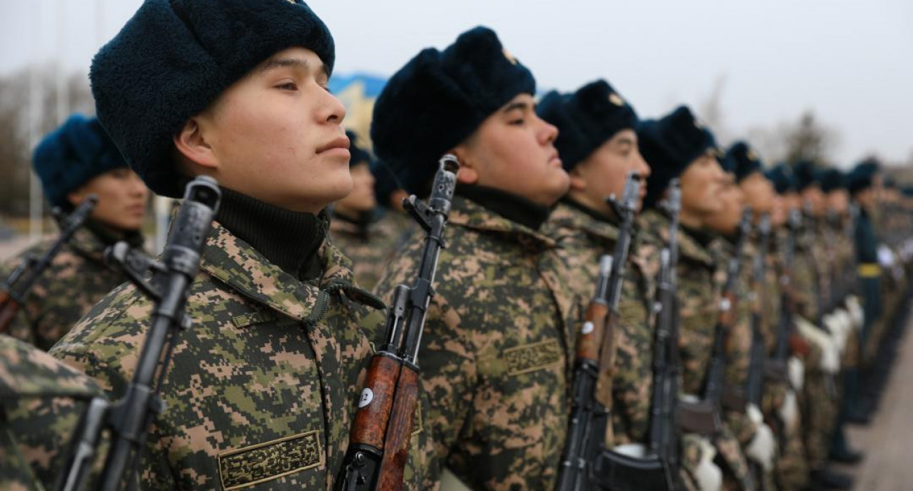 Лесби Наташа құрбысын жұлқылайды және кончаларын алады