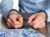 Өскеменде қамауда отырған алаяқ кәсіпкерден 50 млн теңге алдап алған