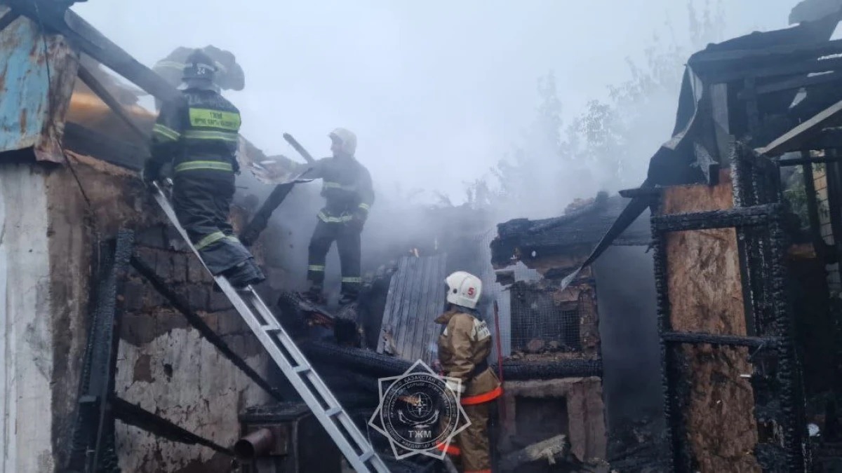 Астанада өрт сөндірушілер 200 шаршы метр алаңдағы өртті сөндірді