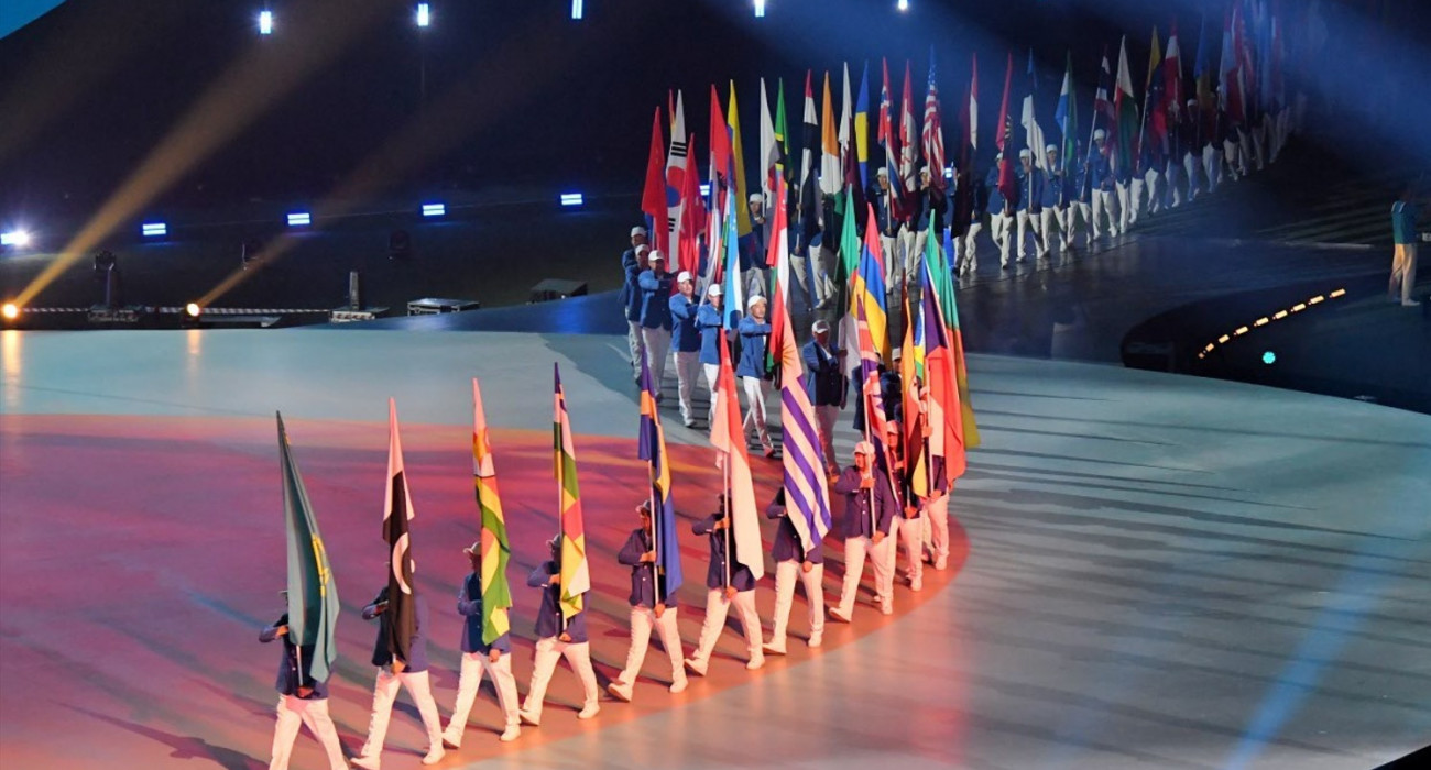 Табиғаттағы жалаңаш жетілген әйелдер