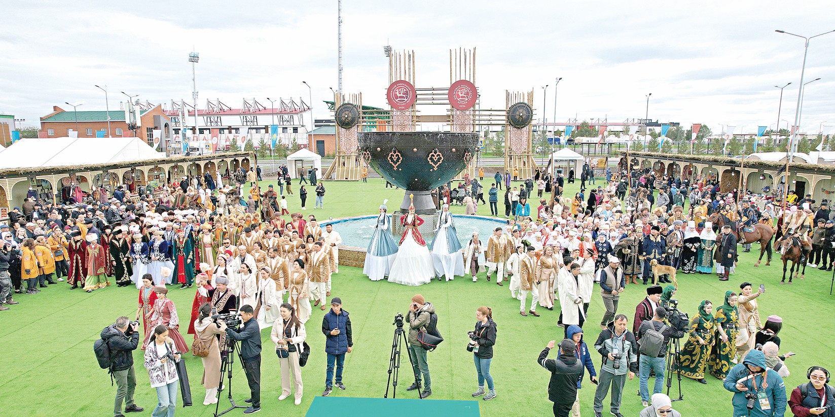 Қызыл іш киім киген лесбиянка қызды азғырған