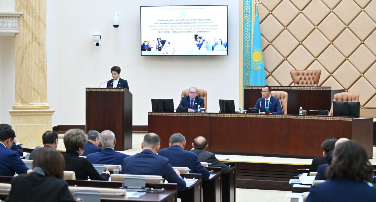 Үй шаруасындағы әйелдерді жыныстық қатынас үшін алдап жатыр.