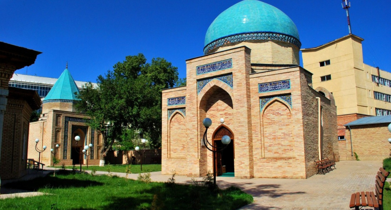 Қыздың аяқ киімін жалап жатқан жігіттің видеосы