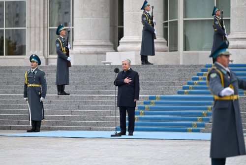 Президент Мемлекеттік ту көтеру рәсіміне қатысты