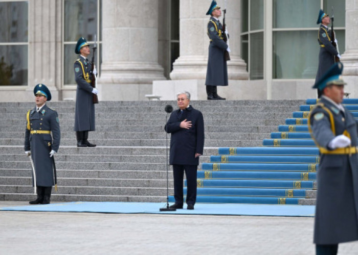 Президент Мемлекеттік ту көтеру рәсіміне қатысты