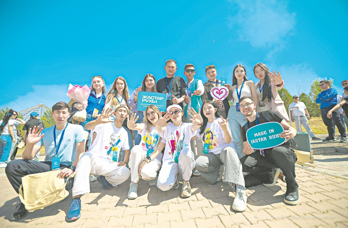 Қалың жамбас пен үлкен есектері бар жетілген әйелдер