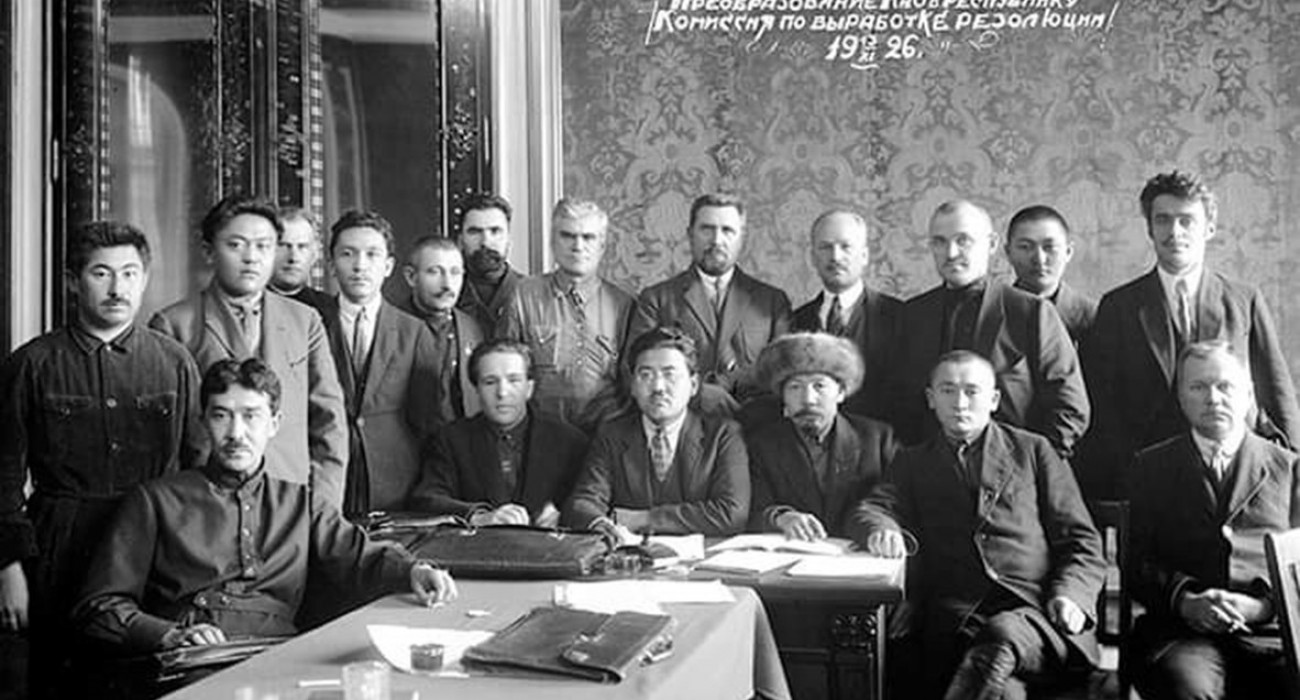 Догги стиліндегі қарт адамдардың толық экранды фотосуреттерін қараңыз