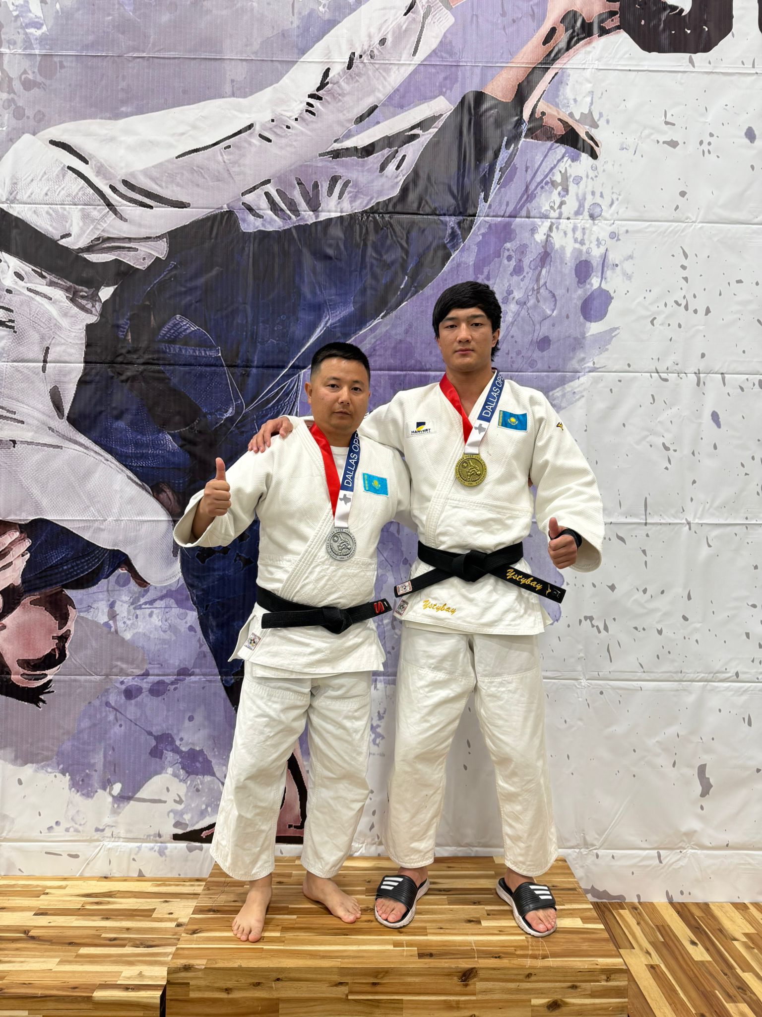 Далласта күміс алды