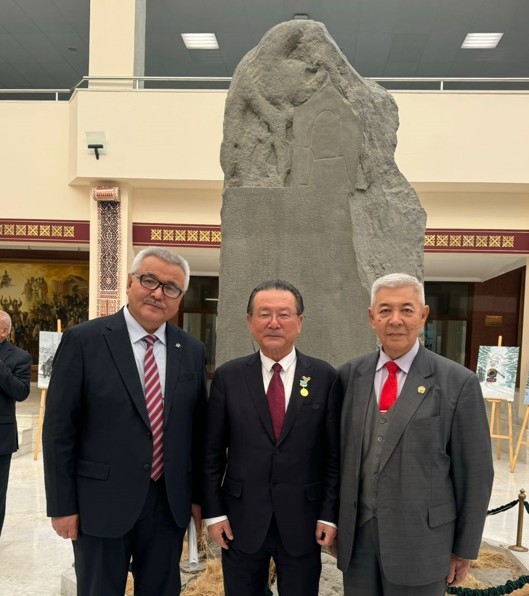 Хакімді қытайша сөйлеткен жазушы