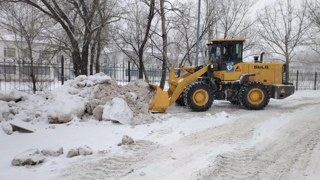 Астанада 2,6 мыңнан астам адам қар күреп жатыр