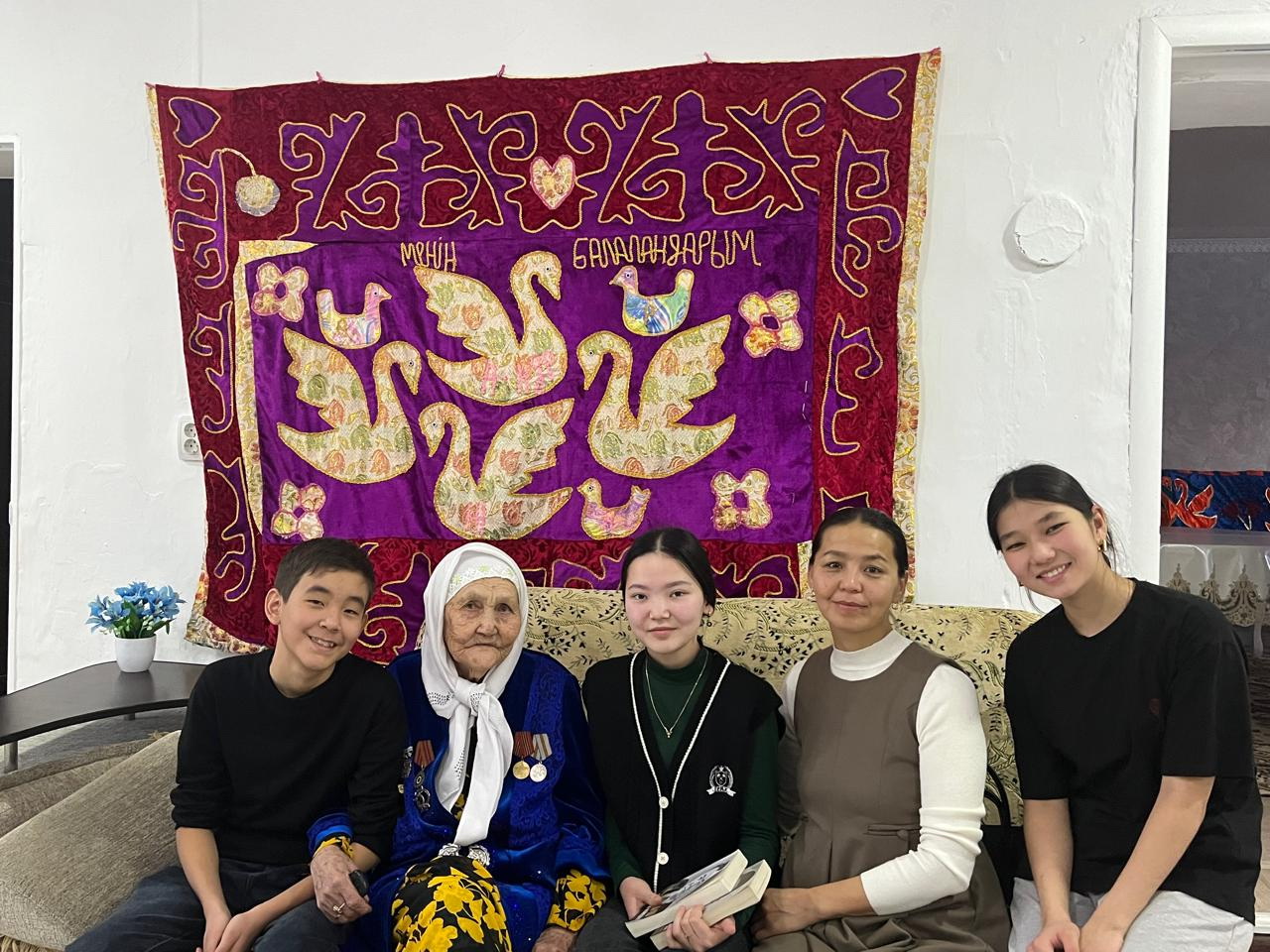 Ұлы Қаныш маңдайынан сипаған