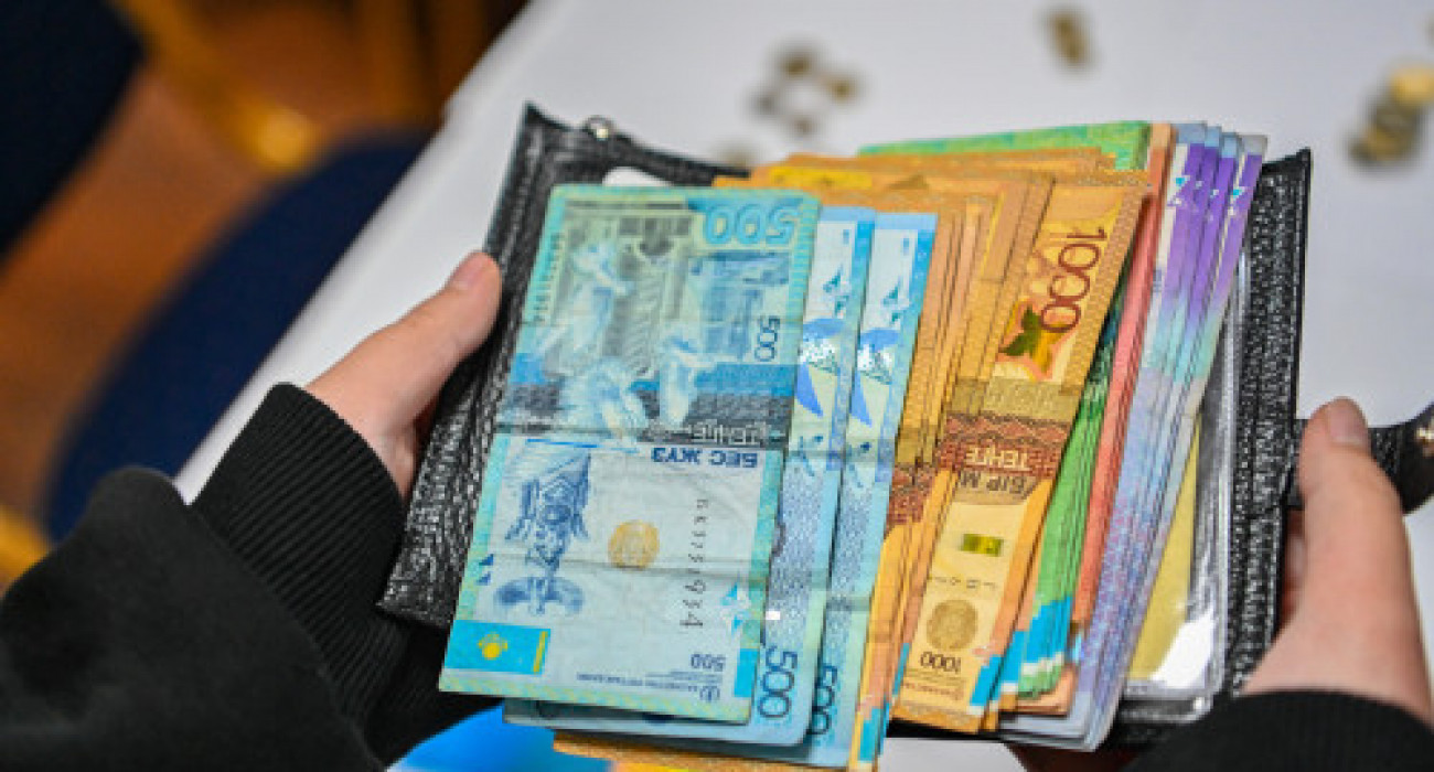 Студенттің төрт аяқты киюін бақылаңыз