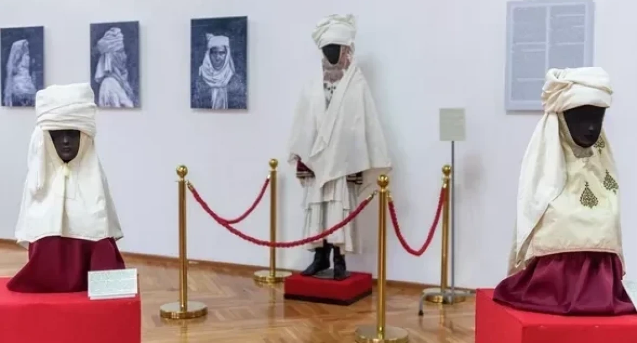 Жапон әйелінің юбкасының астындағы ақ труси фотосуреті