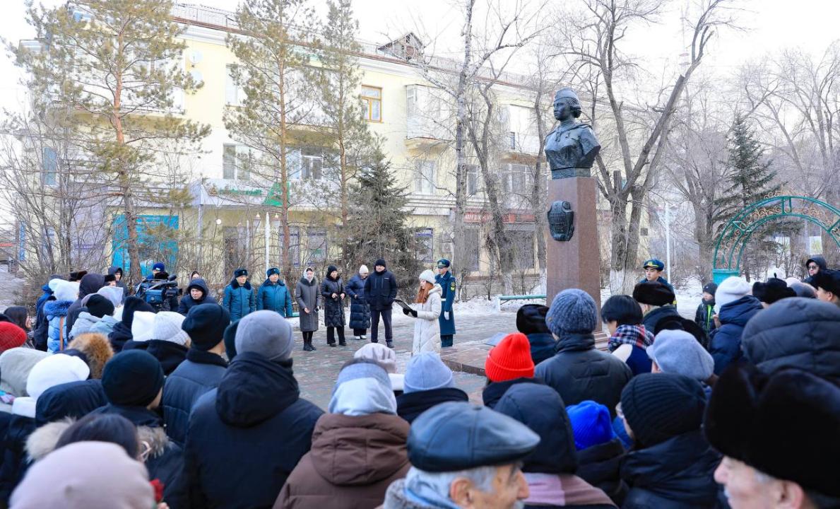 Бүгін Ақтөбеде Әлия Молдағұлованың ескерткішіне гүл шоқтары қойылды