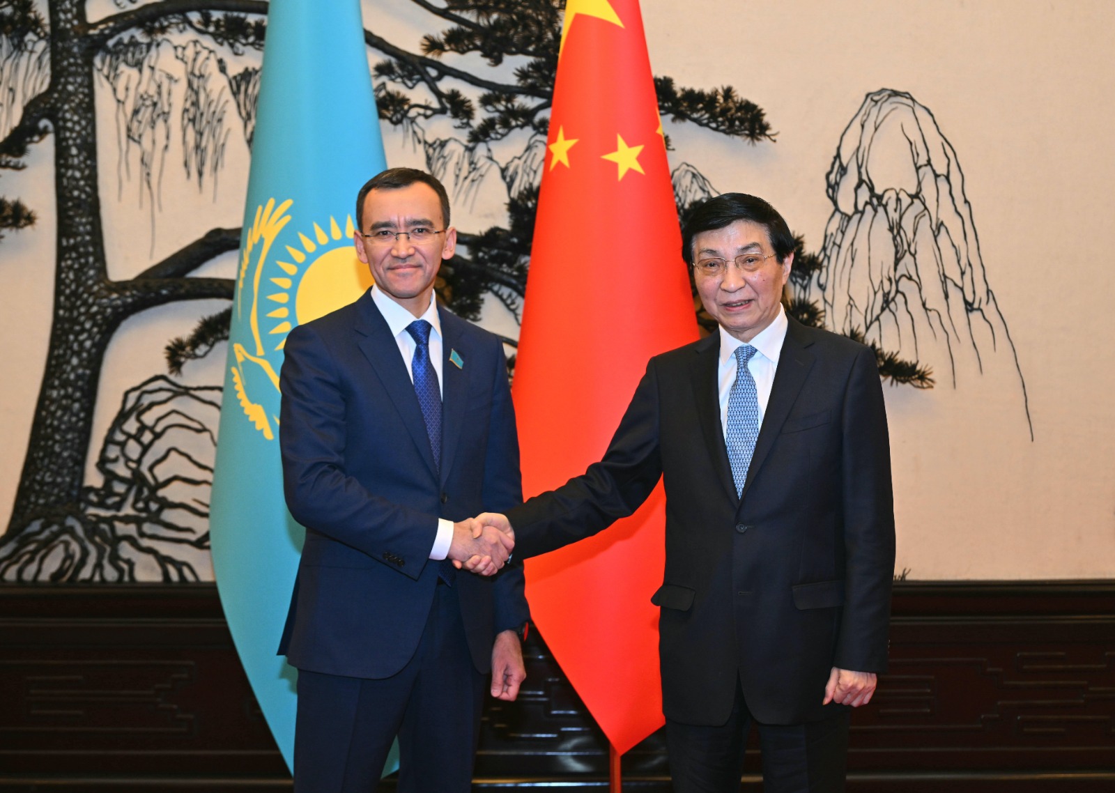 Қазақстан – Қытай белсенді диалогті нығайтуға бейіл