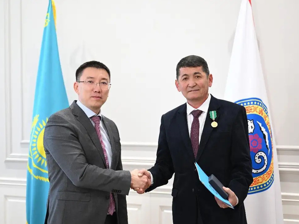 Автобус жүргізушісі «Шапағат» медалімен марапатталды