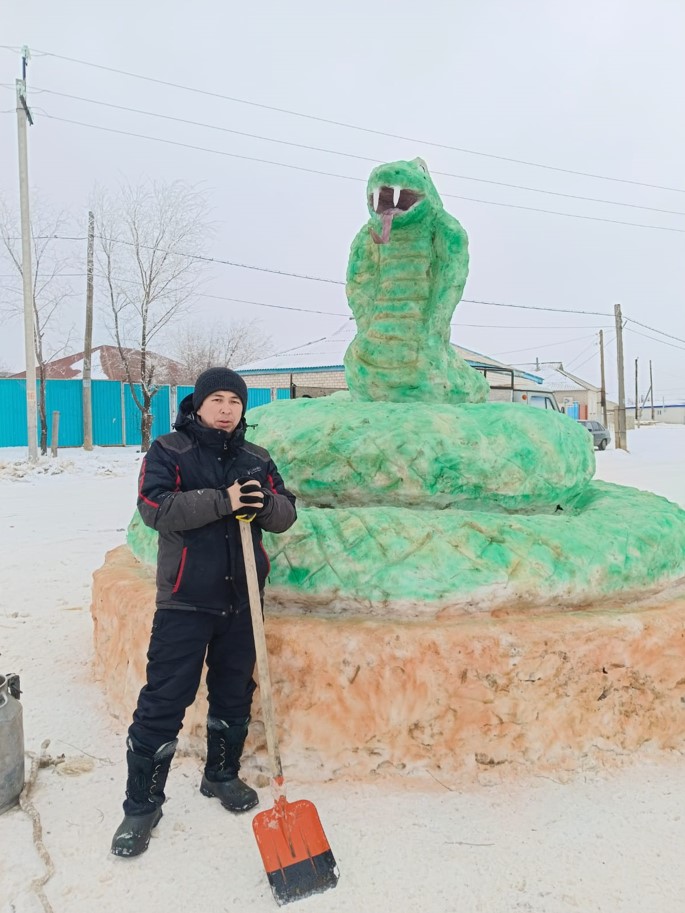 Мұғалім айшықтаған мұз мүсін