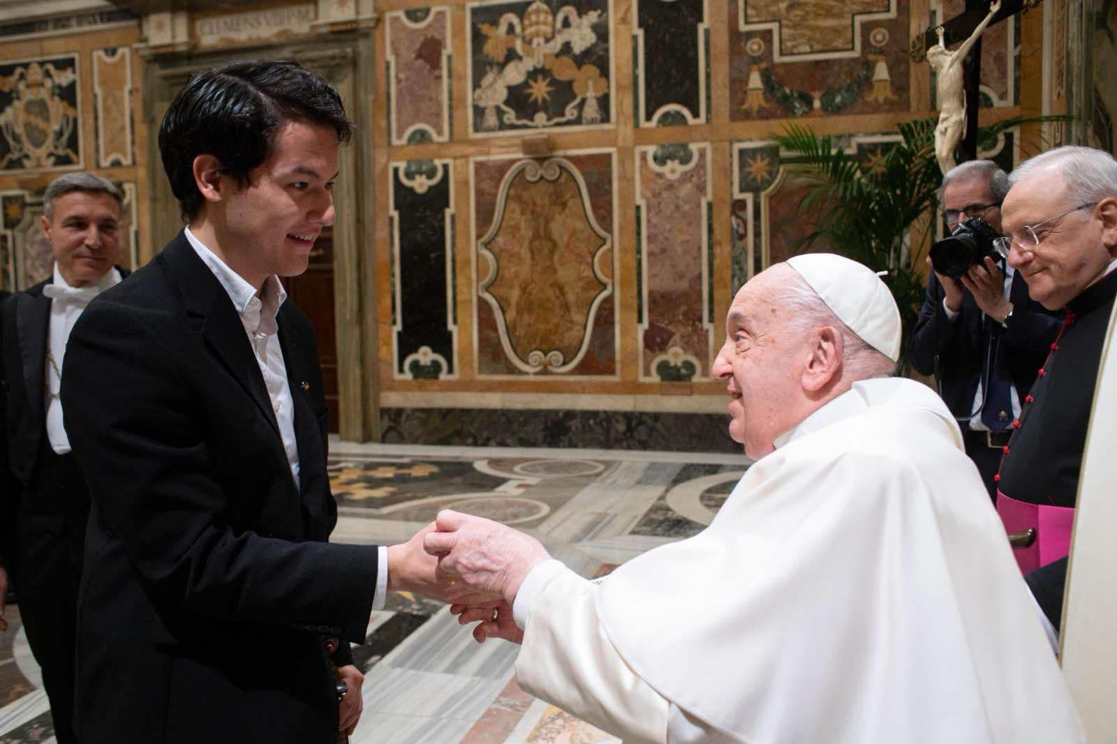 Рим Папасы риза болған қазақ музыканты