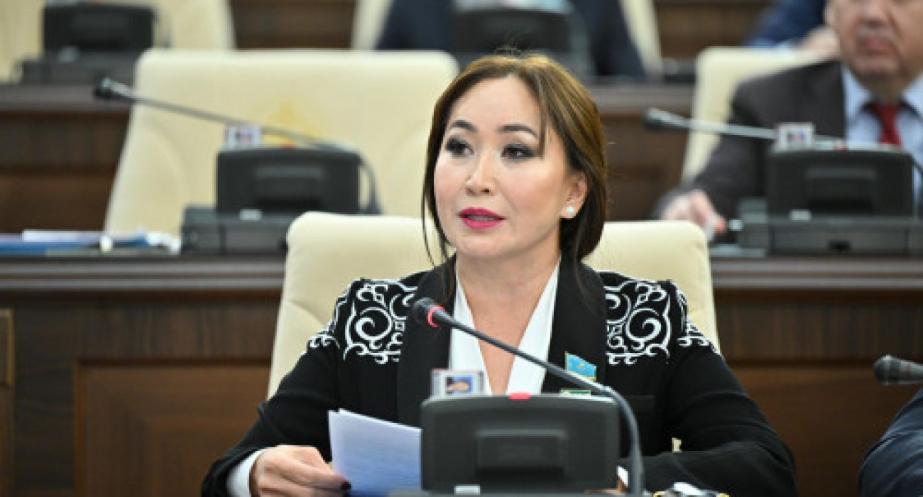 Ретро порно қызметші алады трахает