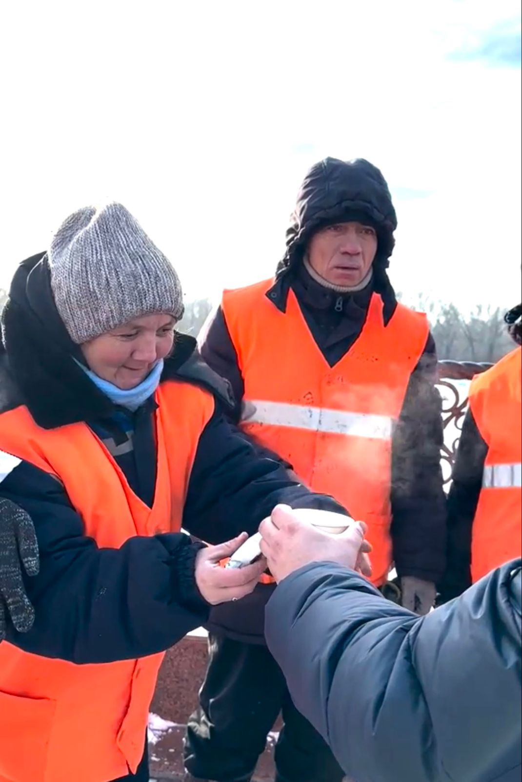 Жылылық сыйлаған еріктілер