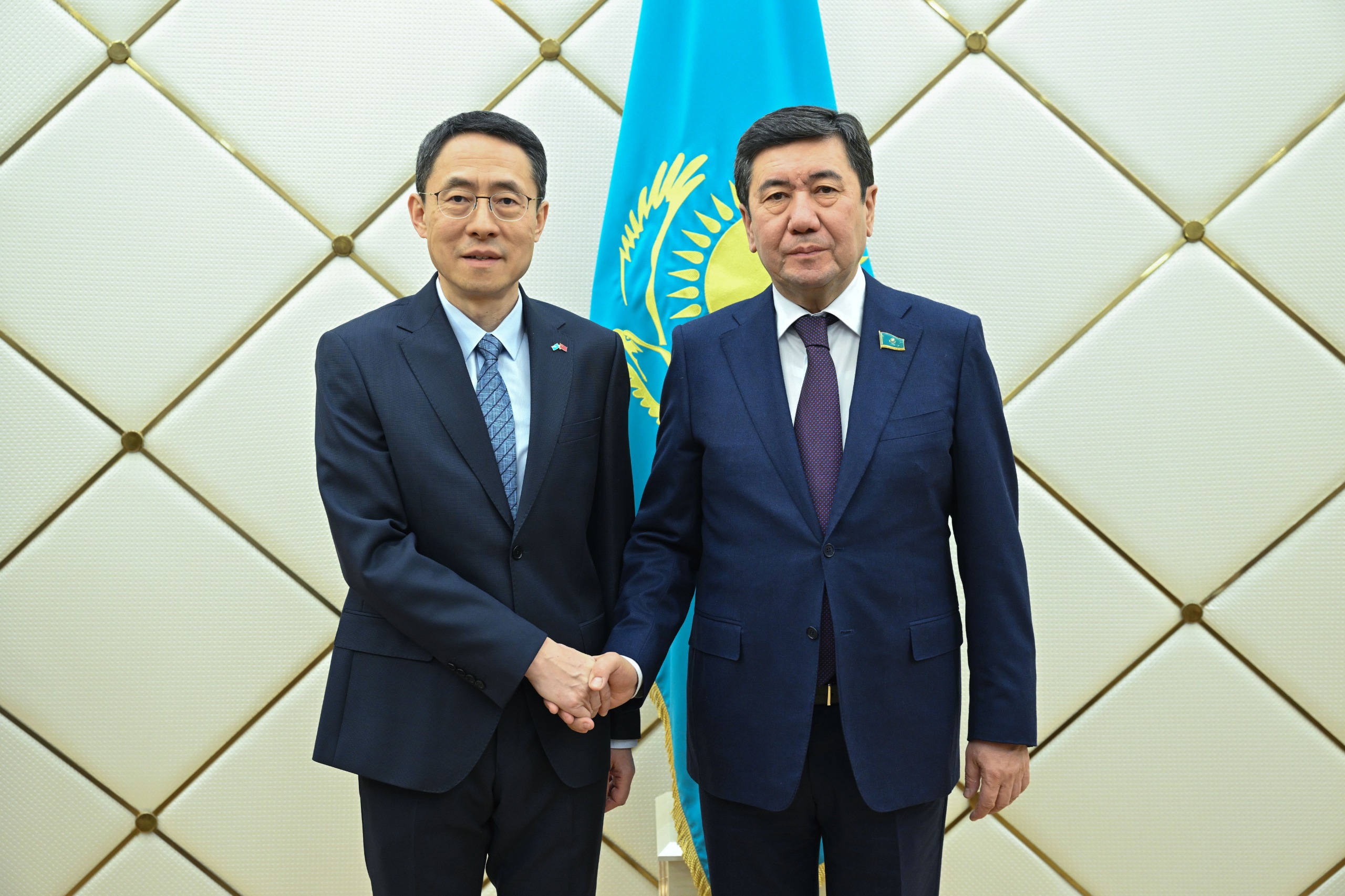 Мәжіліс спикері Қытай елшісімен кездесті