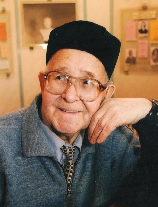 Орыс апайдың бетінде отырады Орыс апайдың бетінде отырады