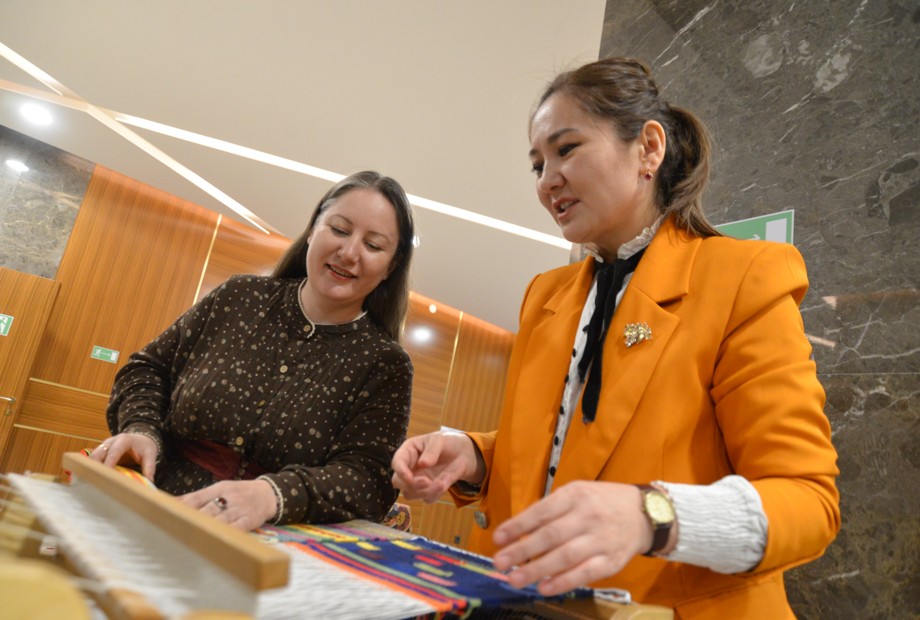 Кілем тоқып, оюды оқып...