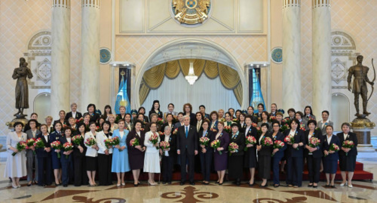 Үлкен жалаңаш кеудесі бар қыздардың порнографиялық суреттері Аса Акира порно онлайн көру