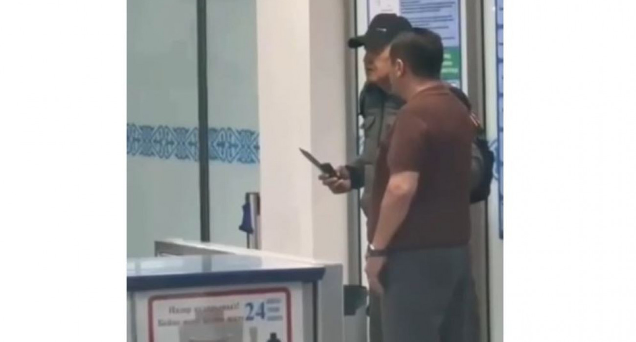 Түкті писькилері бар семіз әйелдердің қатысуымен порно көру