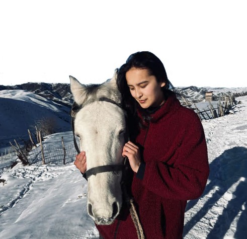 Ат жалындағы бойжеткен