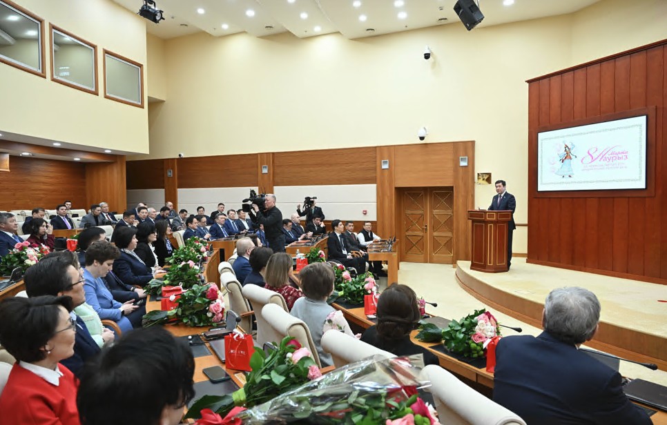 Мәжілістегі ханымдарды құттықтады