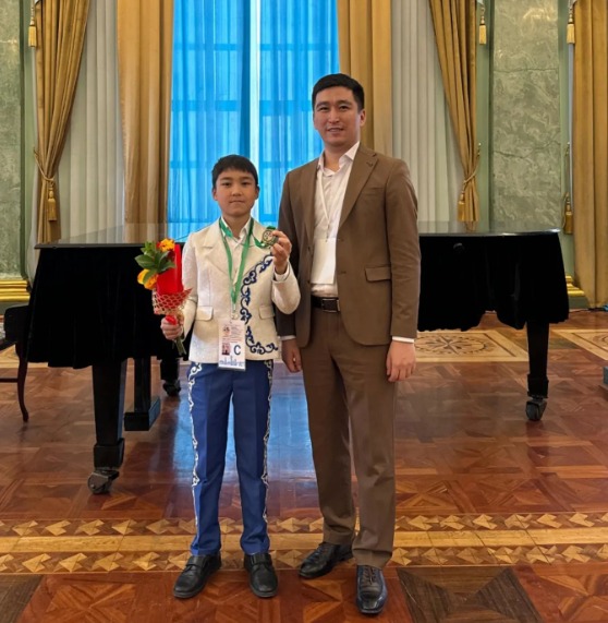 Ән шырқаған Әмір