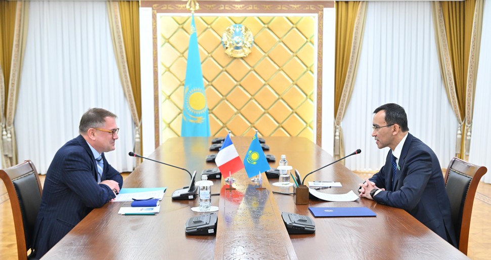 Франция елшісімен кездесті