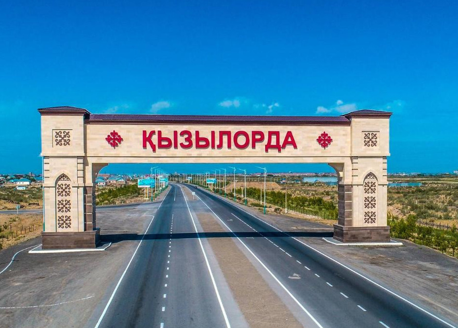 Әйел мастурбация жасайды және зәр шығарады