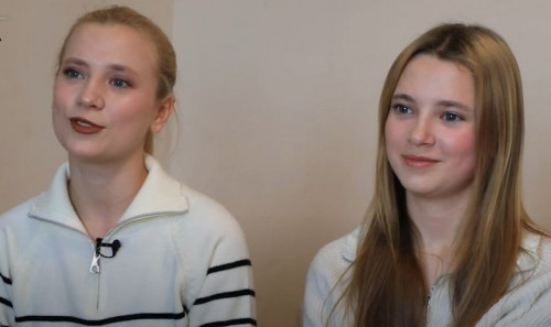 Ол еңкейген порнороликті пайдаланды