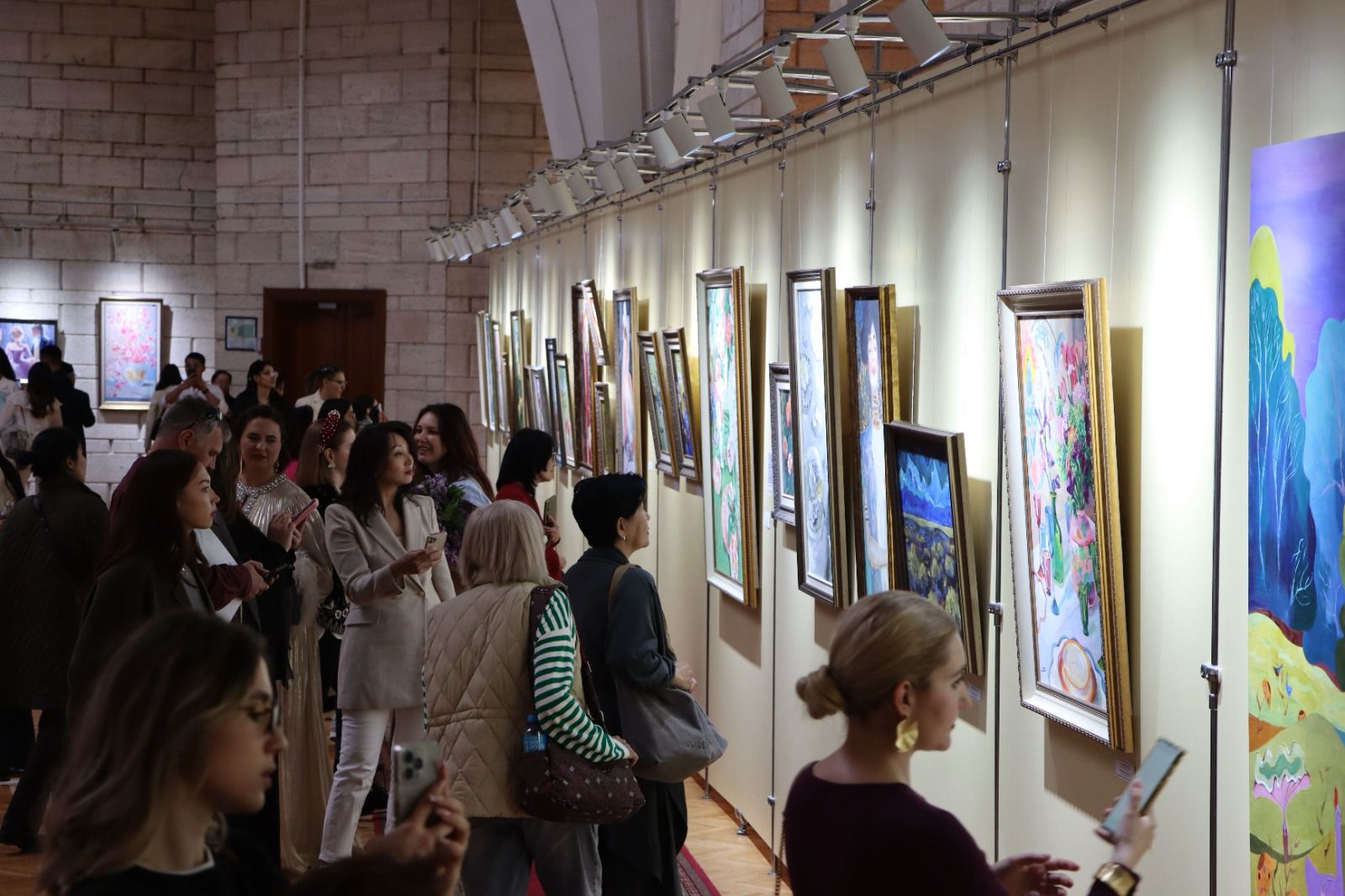 Әр бейнеде – нәзік сыр