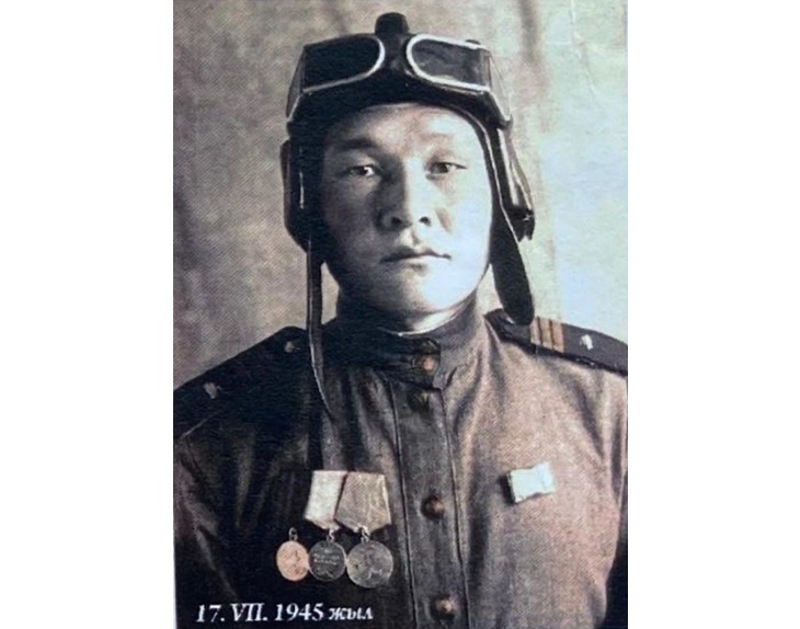 Қызыл алаңнан мотоциклмен өткен сержант қазақ кім