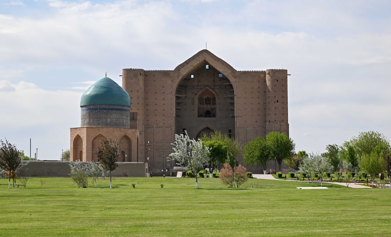 Қ.Тоқаев пен  Г.Бердімұхамедов  Ясауи кесенесіне зиярат етті