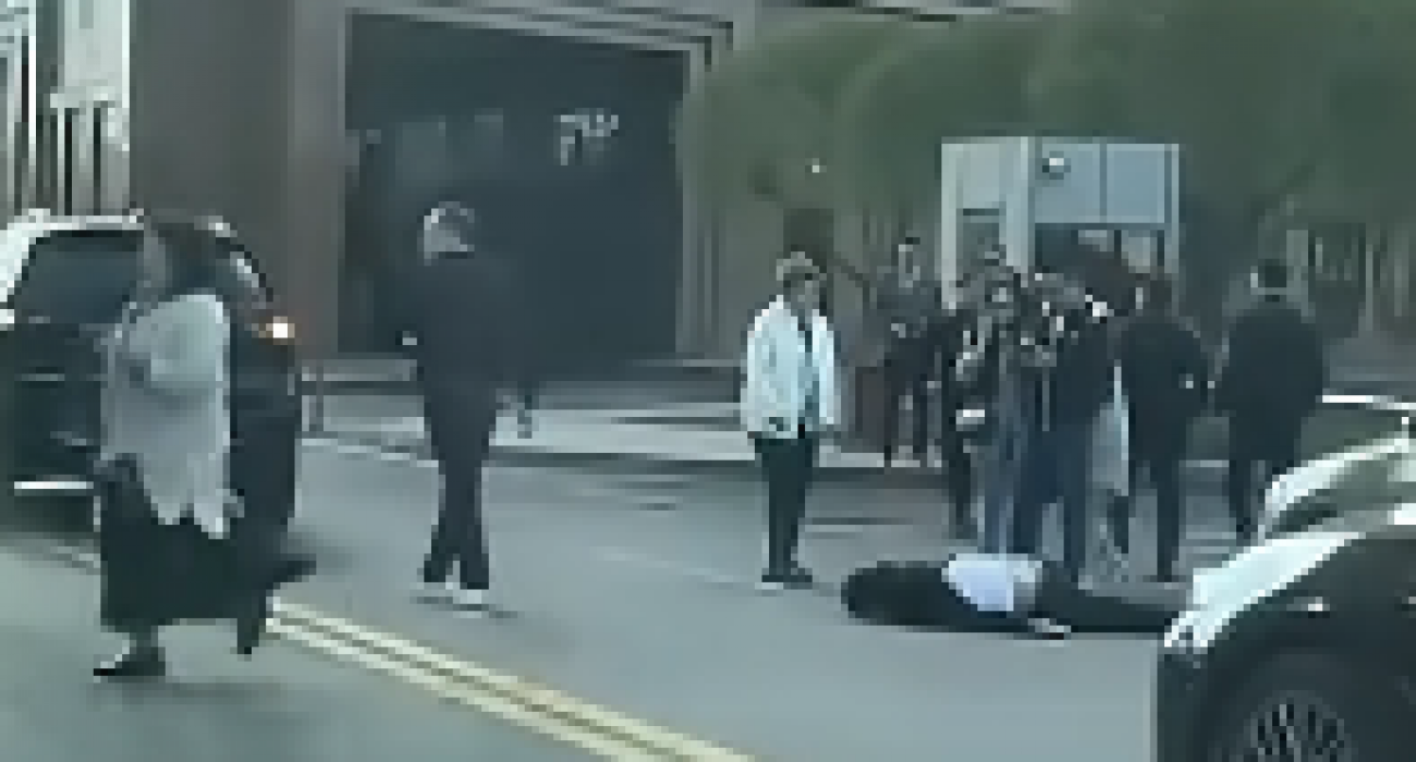 Толық әйел өте үлкен клиторын мастурбациялайды.