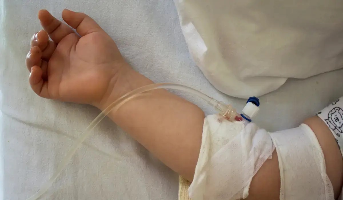 Ауыр халдегі екі жасар науқас бала Қызылордаға тікұшақпен жеткізілді