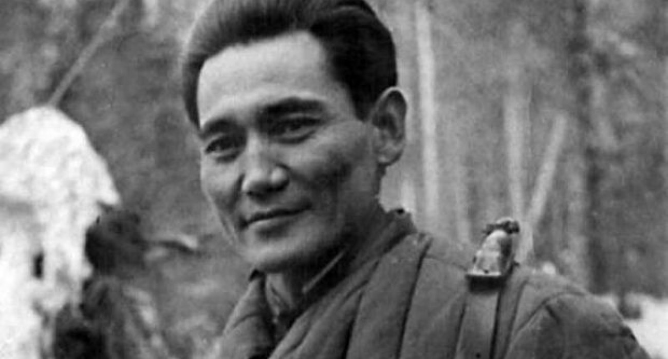 Күн шуақты Леоне бассейнде өзінің тәтті тегіс кискасын сипады