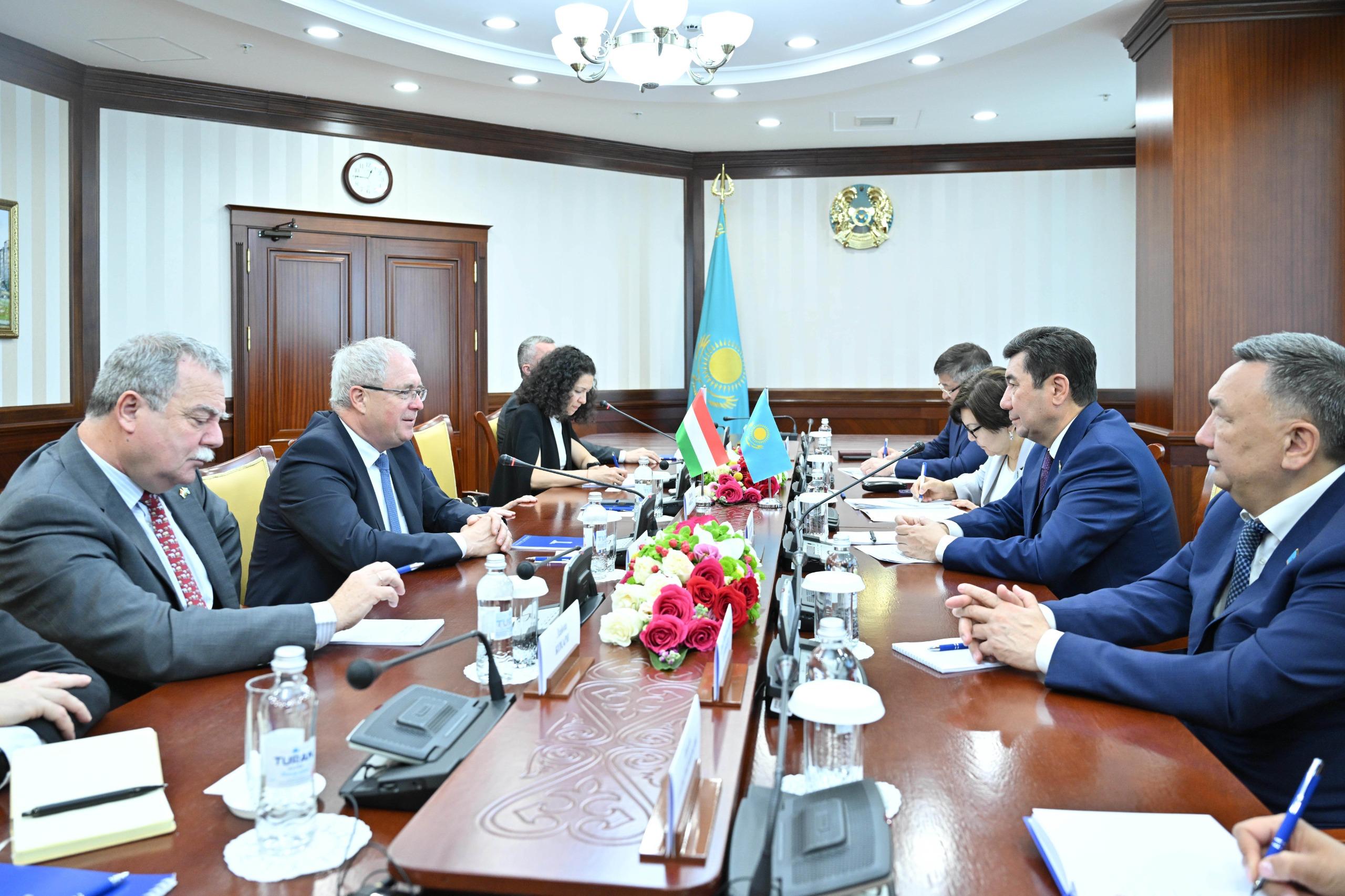 Мәжіліс төрағасы Мажар делегациясын қарсы алды