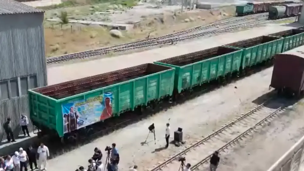 Спортшы бес вагонды сүйреп, рекорд жаңартты