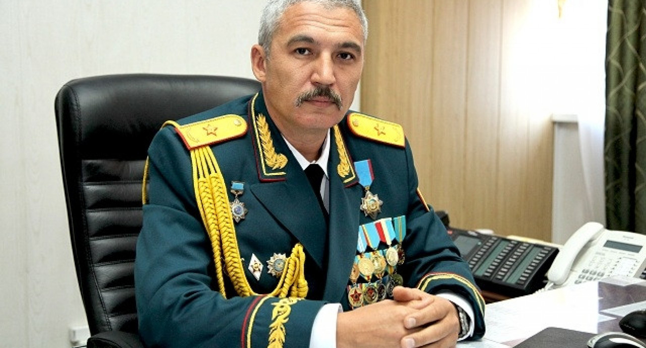 Ұзын емшегі бар жалаңаш жұлдыздар