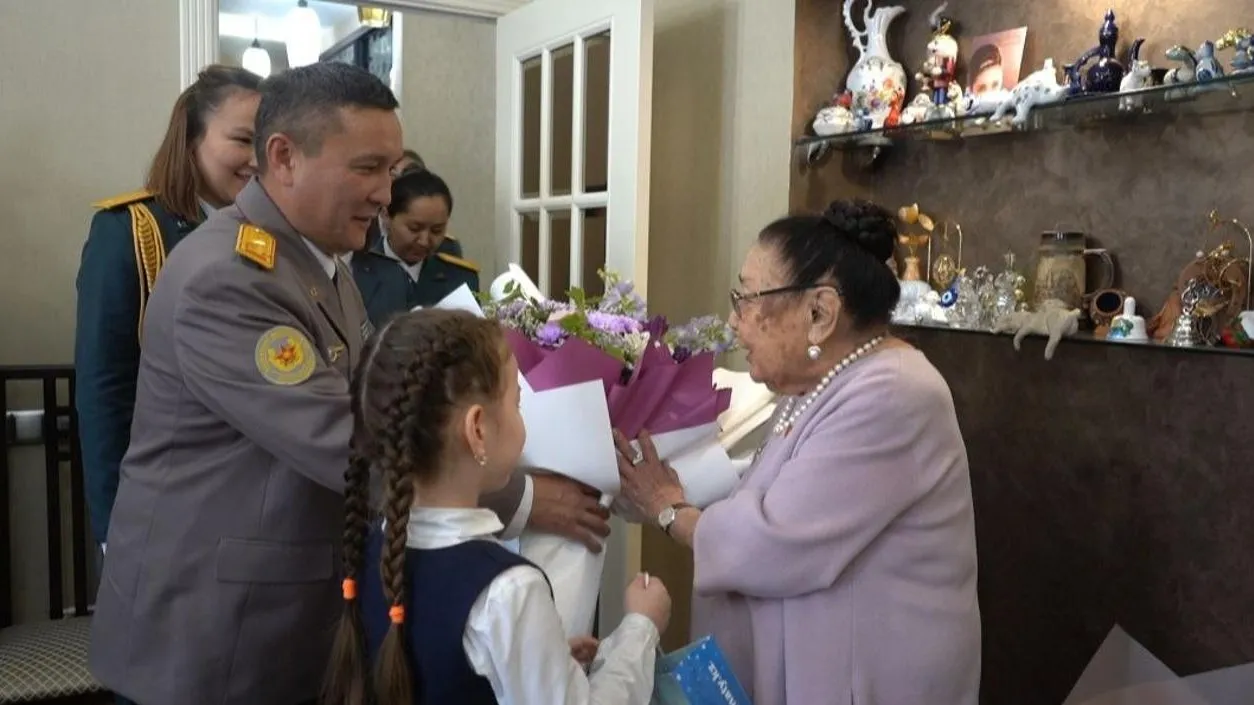 Аты бойынша секс-порно модель галереялары Тар мини юбкадағы майлы жамбастар