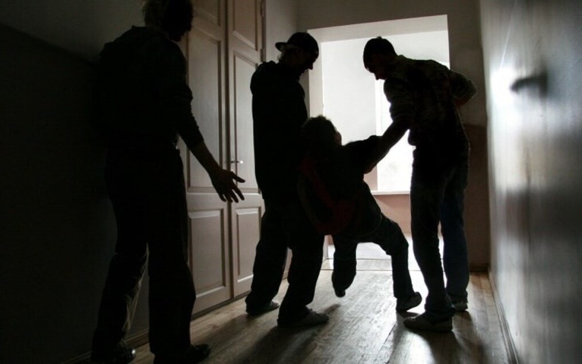 Атырауда бір топ жасөспірім екі баланы аяусыз соққыға жыққан